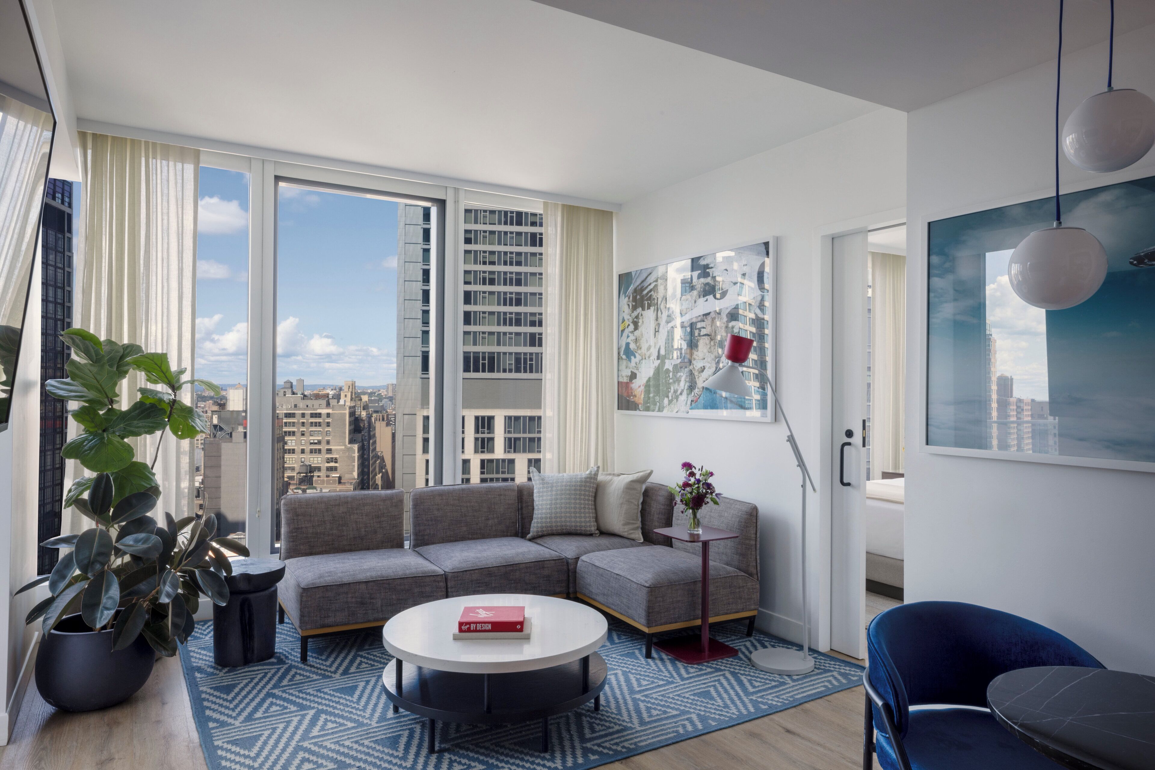 미니바, 객실 내 금고, 책상, 노트북 작업 공간