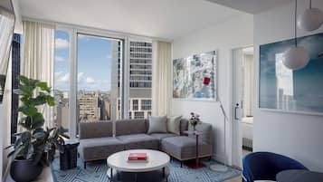 Een minibar, een kluis op de kamer, een bureau, een laptopwerkplek