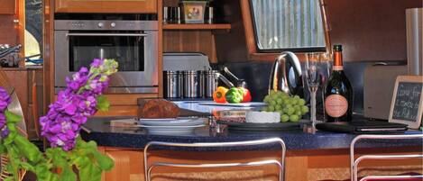 冷蔵庫、オーブン、コンロ、食器洗い機