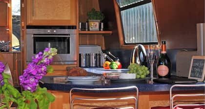 Boutique Narrowboat in the heart of Warwickshire
