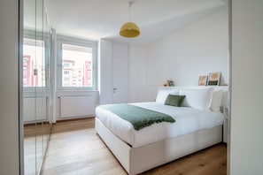 1 habitación, cubrecamas y tabla de planchar con plancha 