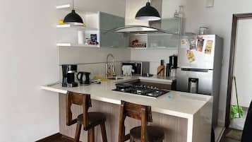 Køleskab, mikrobølgeovn, ovn, kaffe-/temaskine