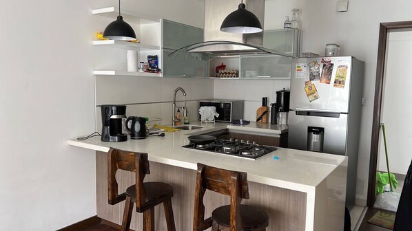 ثلاجة، ميكروويف، فرن، ماكينة لصنع القهوة/الشاي