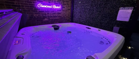 Indoor spa tub