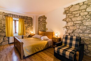 Habitación triple familiar | Wifi gratis y ropa de cama
