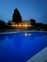 Piscina externa sazonal, guarda-sóis, espreguiçadeiras