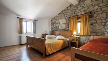 Habitación triple familiar | Wifi gratis y ropa de cama