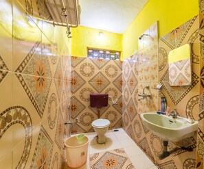 Standard-Dreibettzimmer, Raucher, eingeschränkter Meerblick | Badezimmer | Dusche, Regendusche, Haartrockner, Bademäntel in Kindergröße