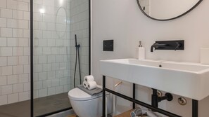 Asciugacapelli, asciugamani, sapone, shampoo