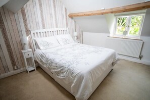 2 bedrooms, desk, iron/ironing board, travel cot