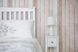 2 bedrooms, desk, iron/ironing board, travel cot - Beautiful Cotswolds Cottage & Garden (Horsley)