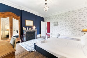 12 habitaciones, escritorio, wifi y ropa de cama