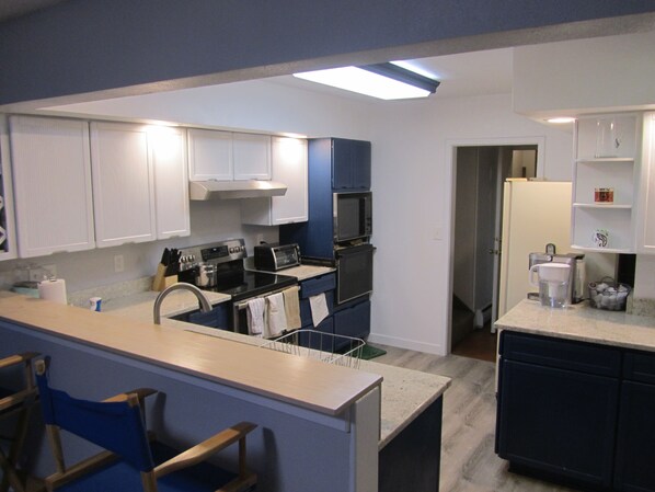 Full-size fridge, microwave, oven, stovetop