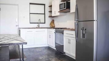 Jääkaappi, mikroaaltouuni, uuni, liesi