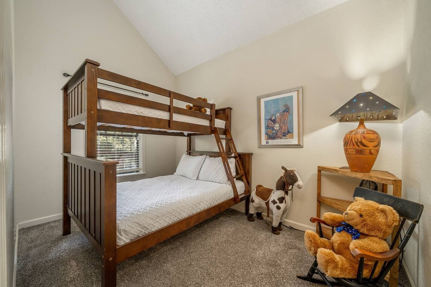 4 chambres, bureau, fer et planche à repasser, lit parapluie