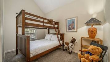 4 chambres, bureau, fer et planche Ă repasser, lit parapluie