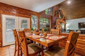 Dining - Luxury Rock Creek Cabin: 4BR/3BA Retreat Near Lake Hamilton & Hot Springs (Hot Springs)