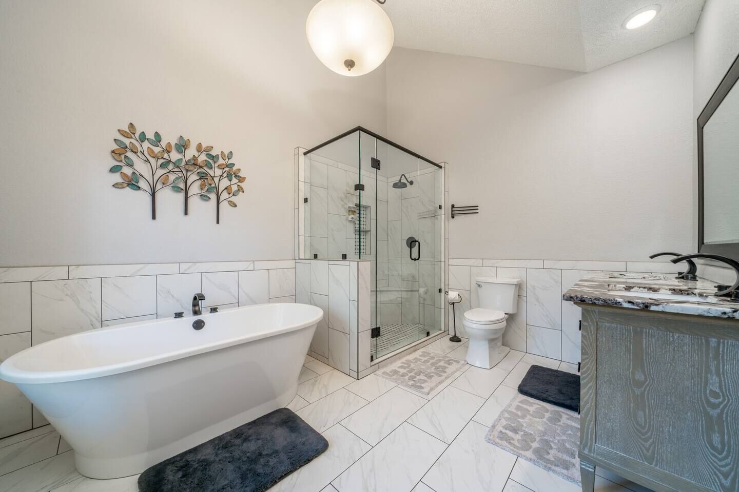 Ensemble douche/baignoire, articles de toilette gratuits, sèche-cheveux