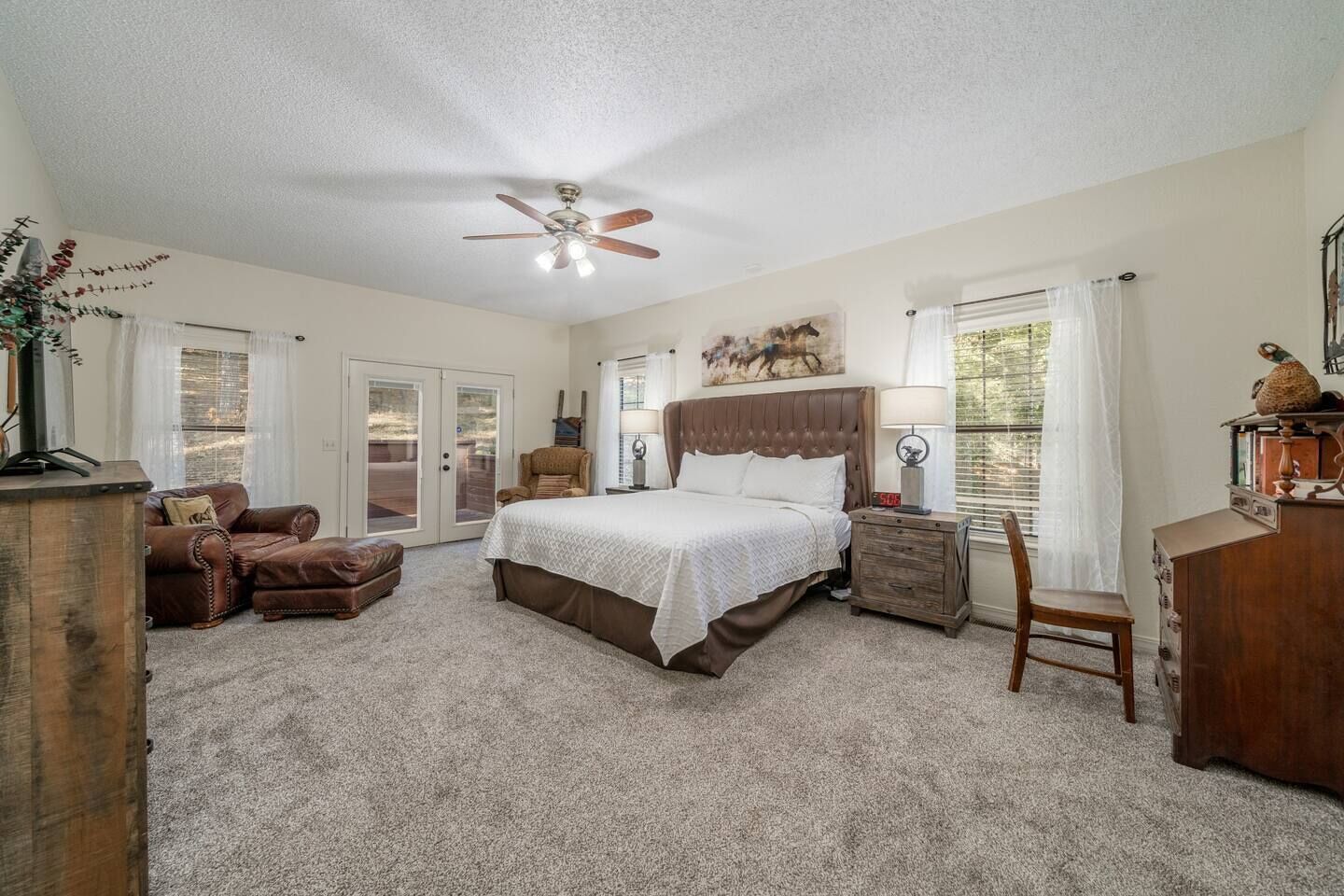 4 chambres, bureau, fer et planche à repasser, lit parapluie