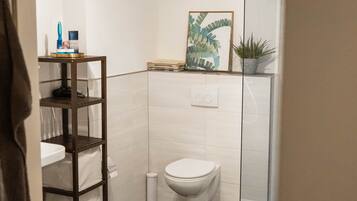 Dusche, Haartrockner, Handtücher, Shampoo