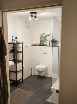 Een douche, een haardroger, handdoeken, shampoo