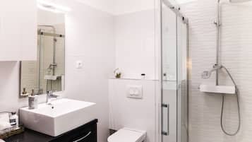 Deluxe Apartment | Bathroom | Hair dryer, towels