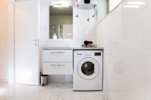 Apartamento estándar | Baño | Secador de pelo y toallas