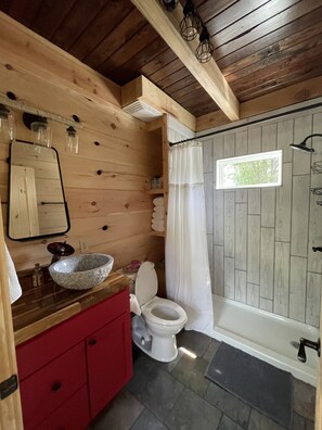 Douche, séchoir à cheveux, serviettes fournies, savon
