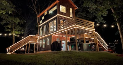 The Raven Cabin at Bird Hollow, 10 miles from Chattanooga, New Build