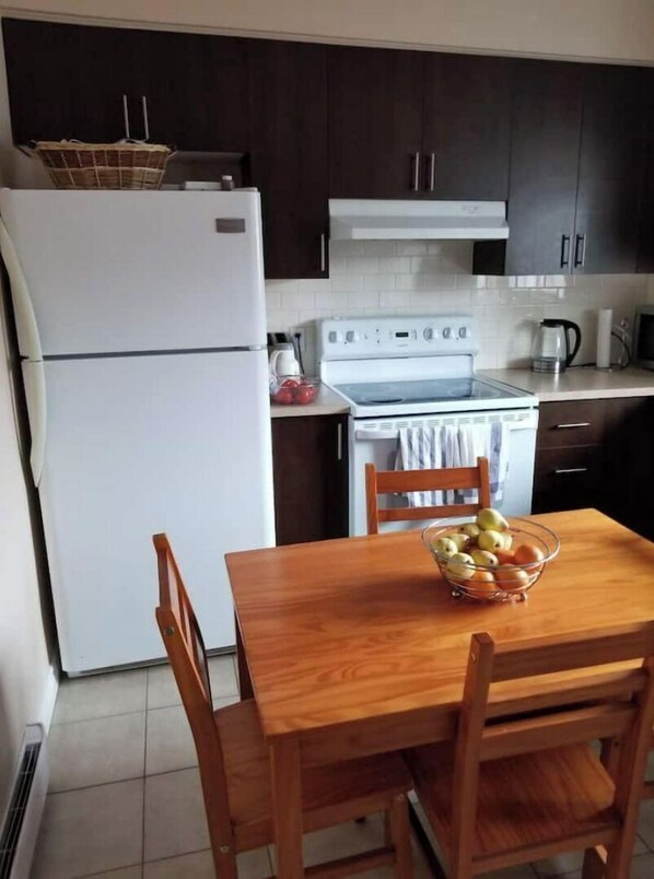 Fridge, microwave, oven, coffee/tea maker