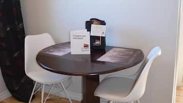 Cafetera y tetera, tostadora, utensilios de cocina y comedor