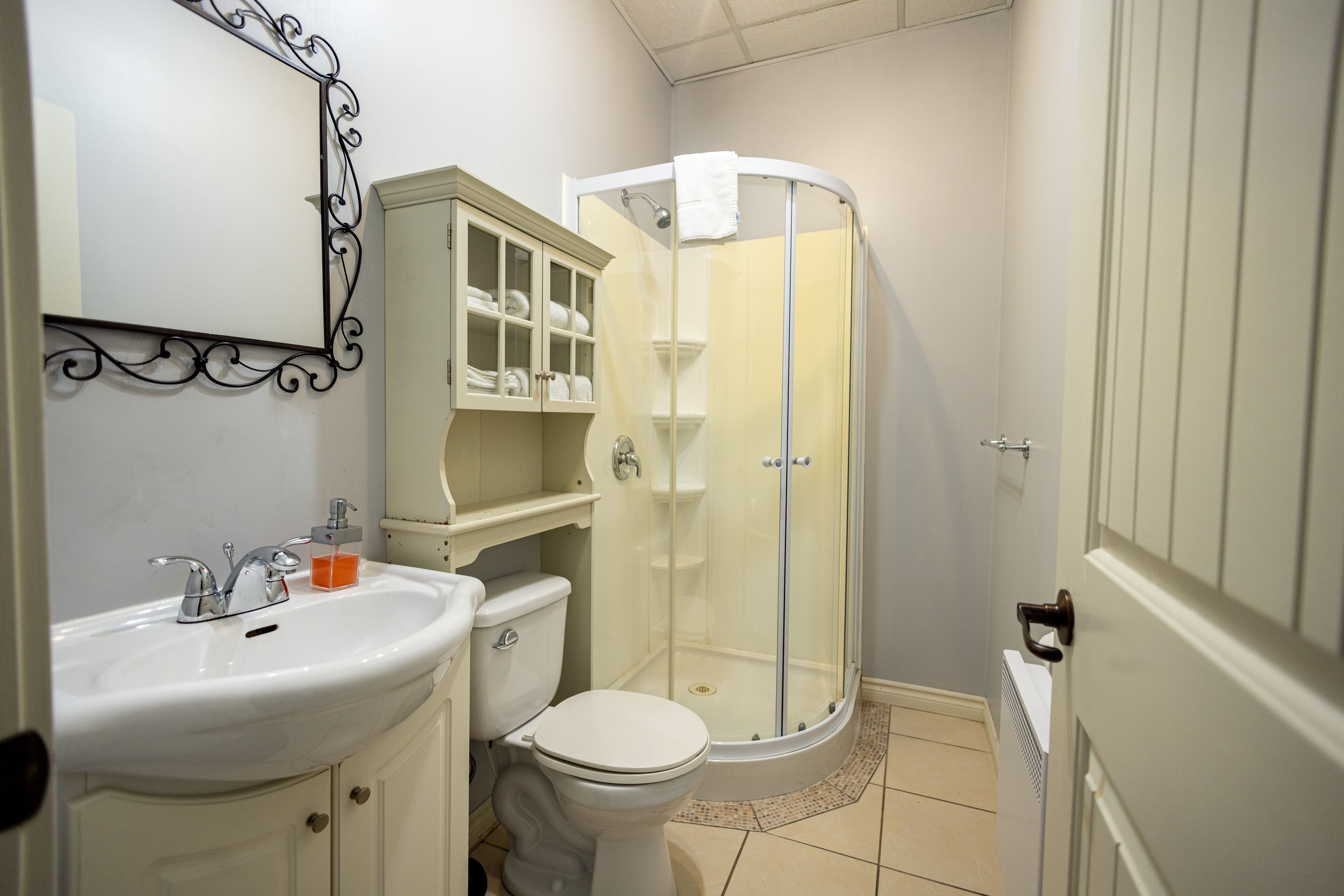 LOFT ECONOMIQUE | Bathroom | Combined shower/tub, hair dryer, slippers, towels