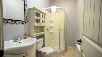 Economy-Loft | Badezimmer | Duschwanne, Haartrockner, Hausschuhe, Handtücher