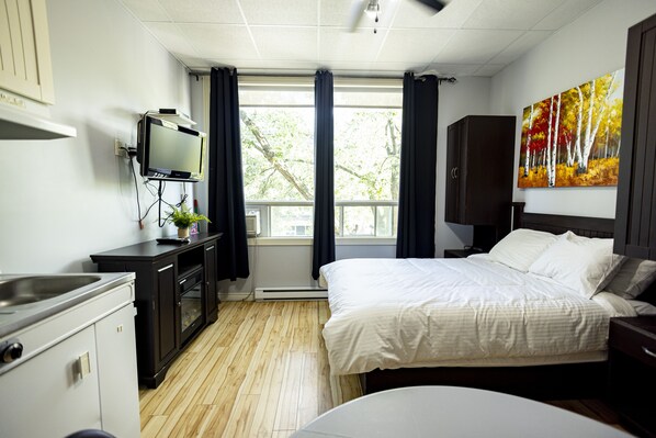 Loft económico | 1 habitación, escritorio y espacio para trabajar con laptop 