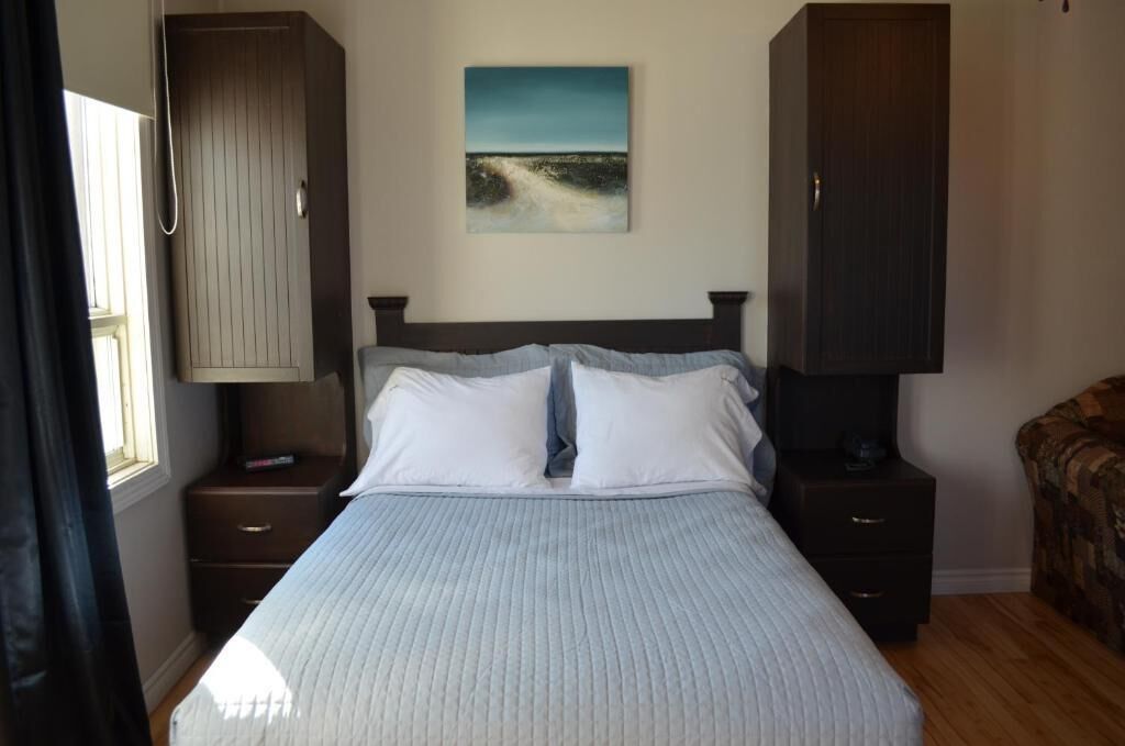 1 bedroom, desk, laptop workspace, soundproofing