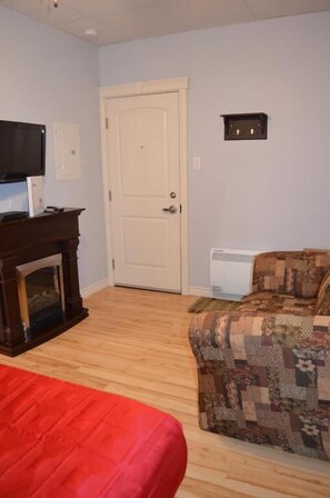 1 bedroom, desk, laptop workspace, soundproofing