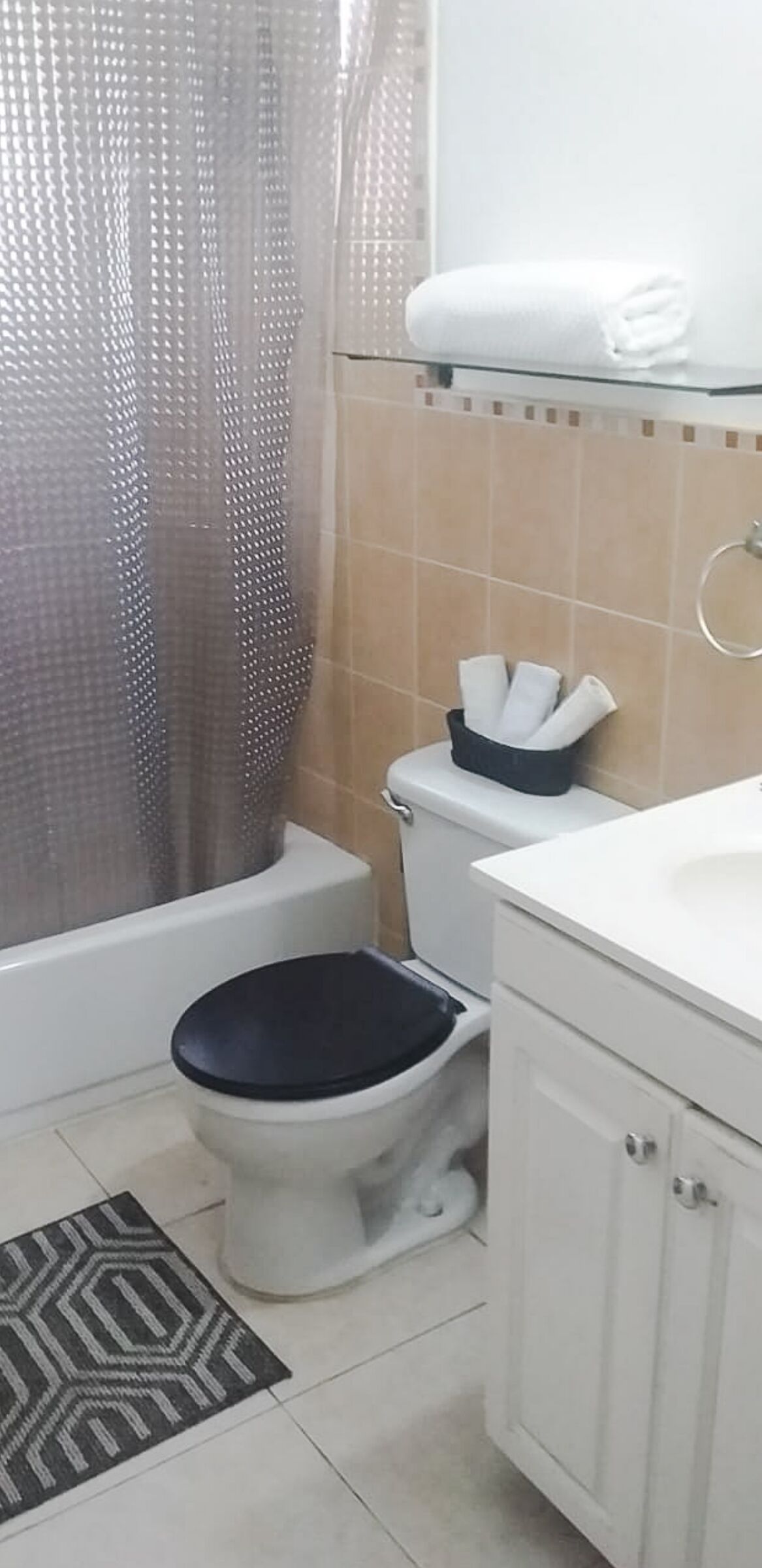 Ducha y bañera combinadas, secador de pelo, toallas y jabón