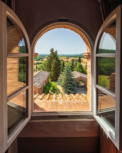 Villa Gagnoni for 10p with private pool and large garden; airco in all bedrooms.