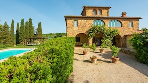 A stone villa with a swimming pool, arched windows, and potted plants. - Villa Gagnoni for 10p with private pool and large garden; airco in all bedrooms. (Sinalunga)