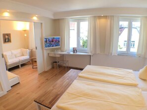 Family Studio Suite | Premium bedding, down duvets, in-room safe, individually decorated - Boutique Hotel am Rathaus - Reblaus (Ulm)