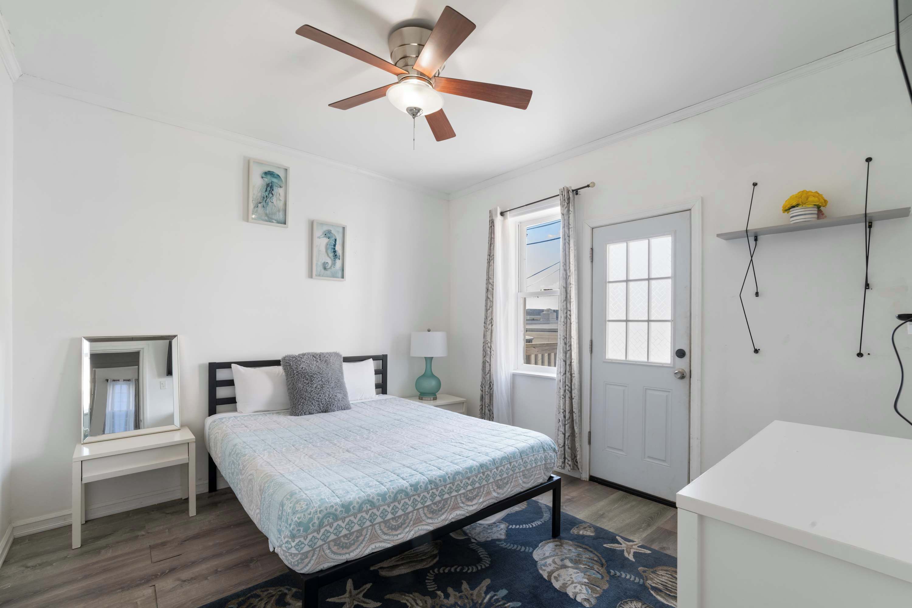 5 bedrooms, iron/ironing board, WiFi, bed sheets