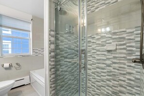 Bathtub, hair dryer, towels - Oversized Family Beach Block Duplex with Game Room (Atlantic City)