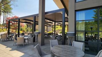 Se sirven cenas y brunches, restaurante con mesas al aire libre