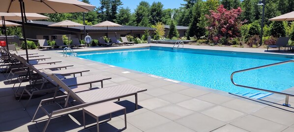 Außenpool (je nach Saison geöffnet), Sonnenschirme, Liegestühle