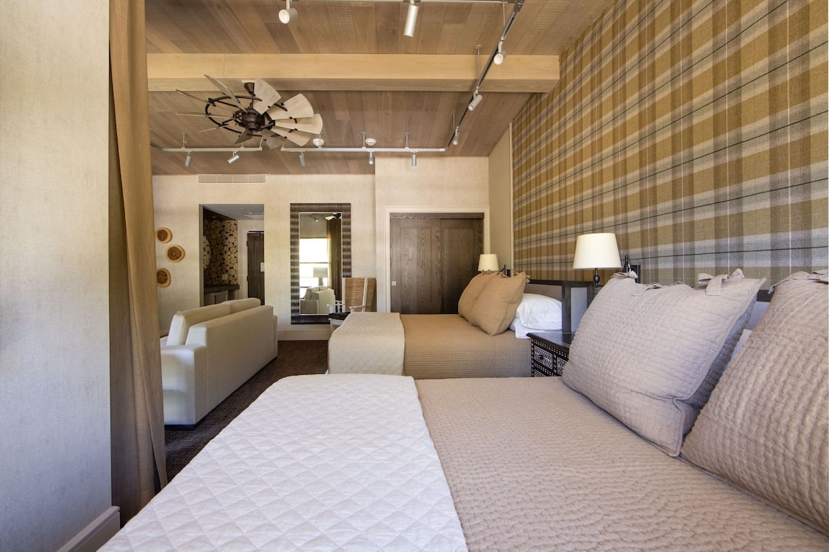 Suite estudio junior, 2 camas de matrimonio, accesible en silla de ruedas, patio | 1 dormitorio, ropa de cama de alta calidad, caja fuerte y escritorio