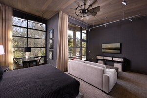 小型开间套房, 1 张特大床和 1 张沙发床 | 高档床上用品、客房内保险箱、办公桌、熨斗/熨衣板