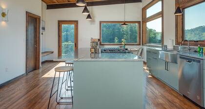 Modern Luxury Meets Mountain Getaway. Amazing Views, Hot Tub+More!