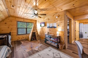 5 habitaciones, escritorio y tabla de planchar con plancha