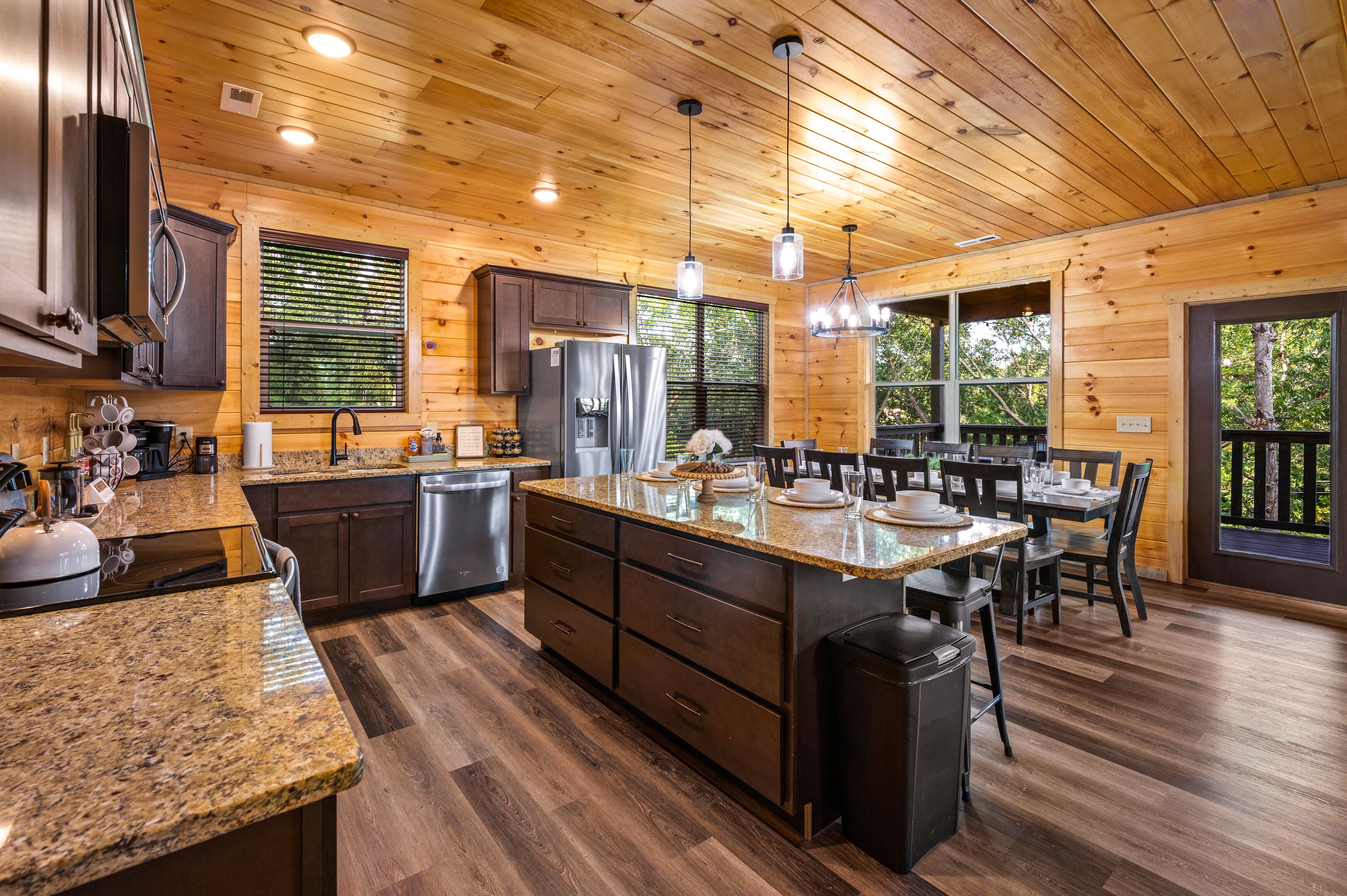 Geladeira, micro-ondas, fogão, cooktop