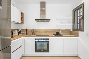 Køleskab, mikrobølgeovn, ovn, kogeplade